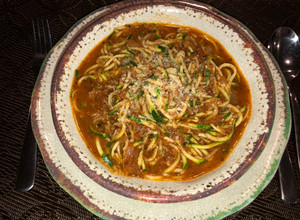 Una foto de Zuddles con salsa boloñesa