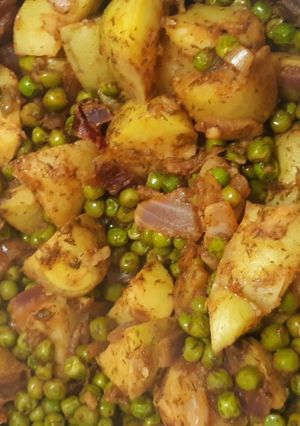 A picture of Arakas--Greek Potato and Pea Stew.