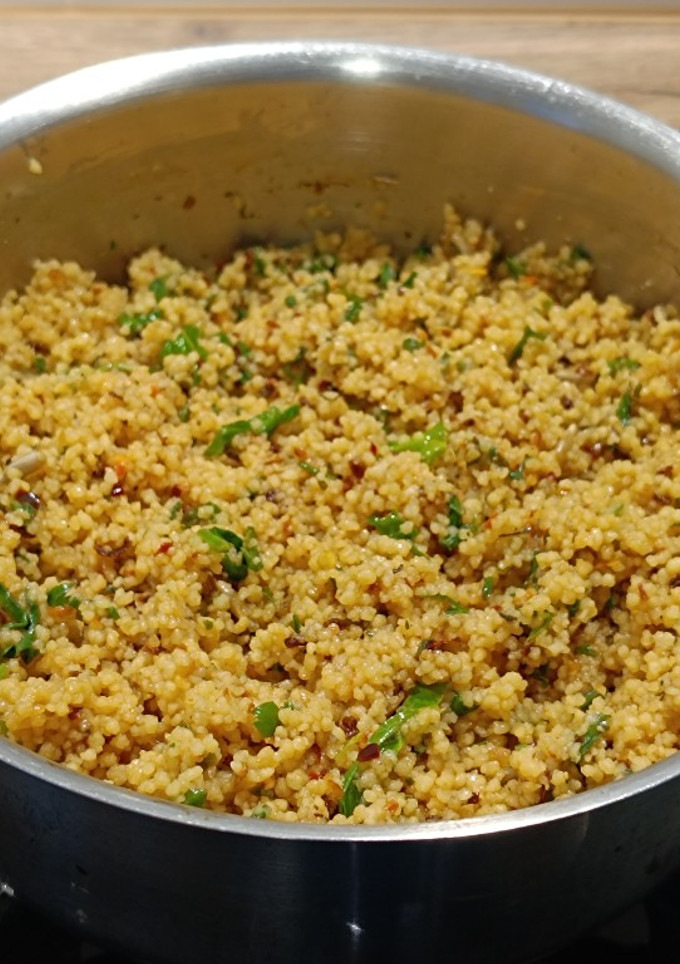 Una foto de Guarnición express: cous-cous con espinacas baby