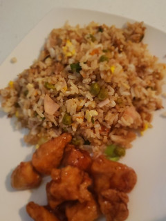 Una foto de Arroz chino y pollo naranja