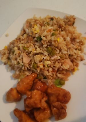 Una foto de Arroz chino y pollo naranja