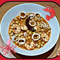 Una foto de Garbanzos con calamares y gambas
