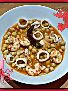 Una foto de Garbanzos con calamares y gambas