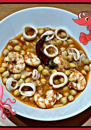 Una foto de Garbanzos con calamares y gambas