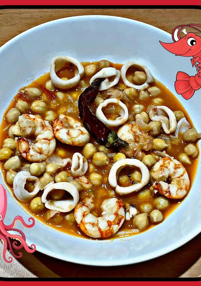 Una foto de Garbanzos con calamares y gambas