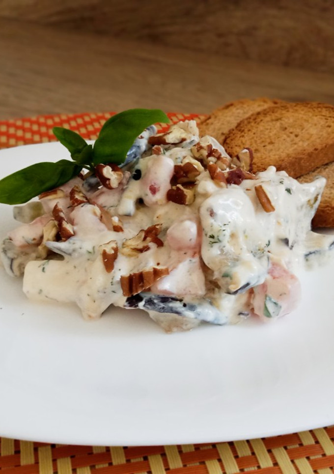 Una foto de Ensalada de berenjena/con salsa de yogur