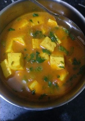 A picture of Matar paneer.