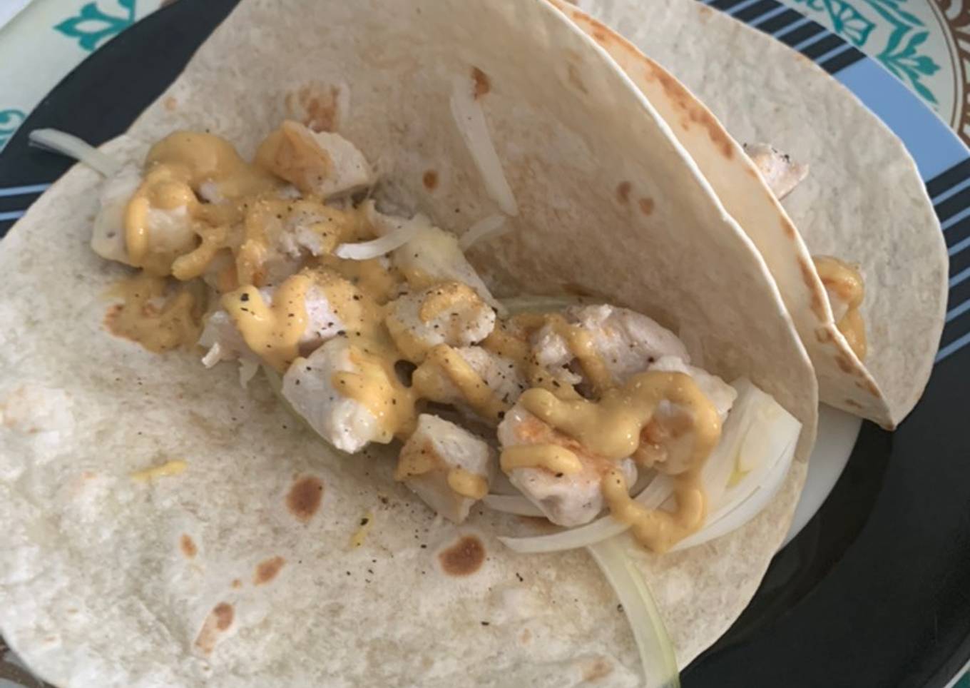 Fajita de pollo, queso y cebolla