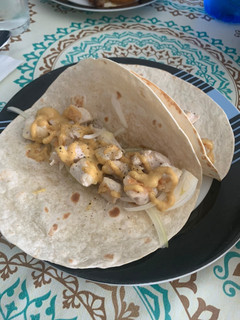 Una foto de Fajita de pollo, queso y cebolla