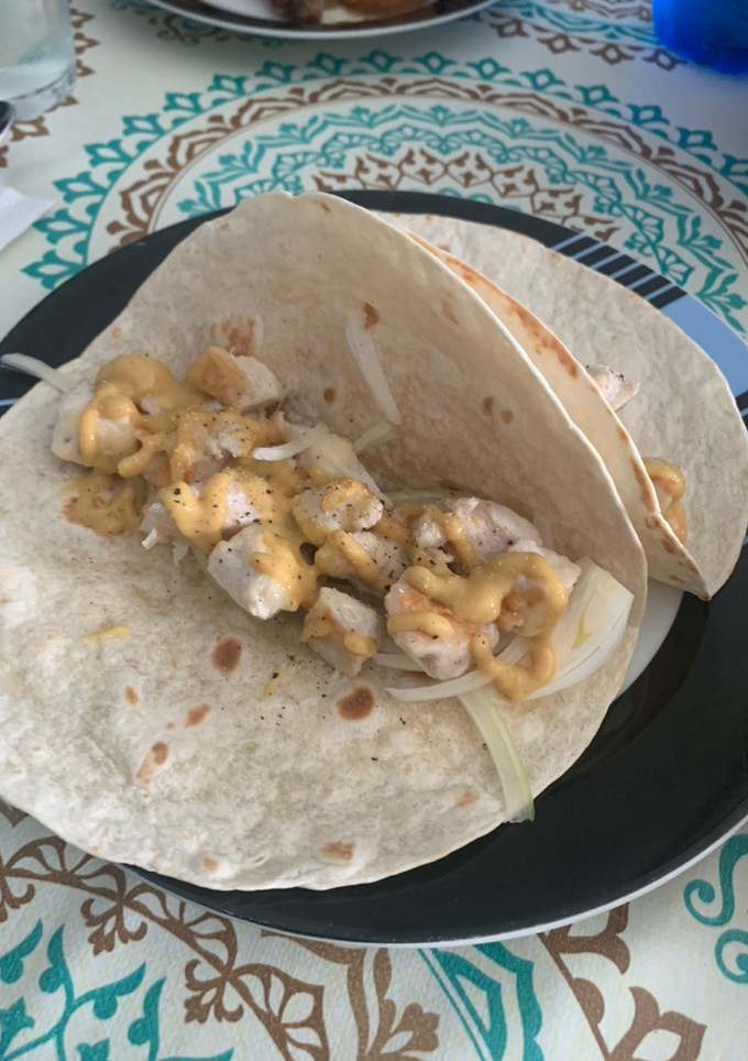 Una foto de Fajita de pollo, queso y cebolla