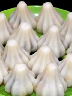 இனிப்பு பூரண மோதகம் (Cocount sweet stuffed modakam recipe in tamil) செய்முறை முக்கிய புகைப்படம்