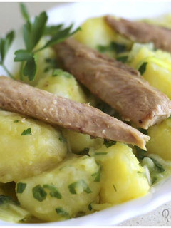 Una foto de Papas aliñás con melva e ingrediente secreto