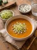 🥦🍅 Soupe de brocoli et tomates au bleu d’Auvergne & germes de poireau