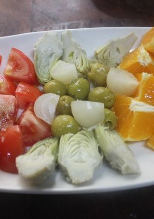 Una foto de Ensalada de tomate, alcachofa y naranja