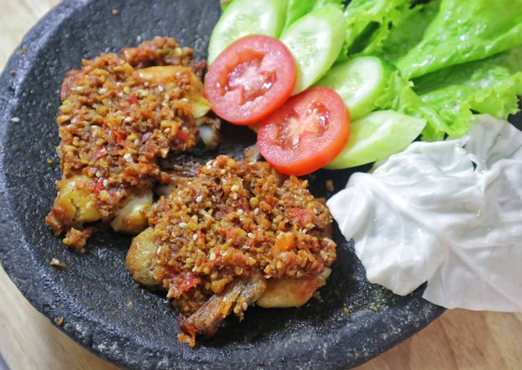 Resep Ayam Geprek Sambal Kacang oleh Dapur Adis - Cookpad