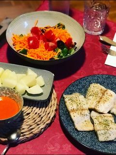 Una foto de Cena saludable! Corvina, patatas con mojo rojo y ensalada 🥗