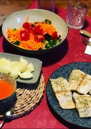 Una foto de Cena saludable! Corvina, patatas con mojo rojo y ensalada 🥗