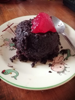 Una foto de Torta de chocolate en taza sin harina ni azúcar