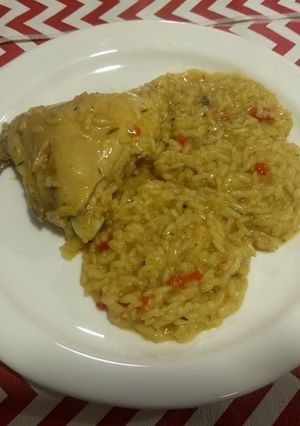 Una foto de Pollo con arroz amarillo