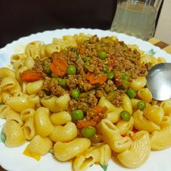 A picture of Elbow pasta with minced meat stew.