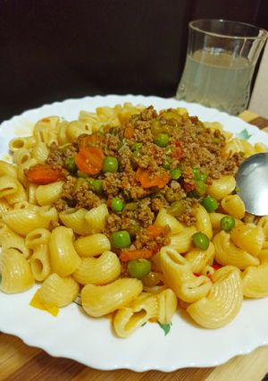 A picture of Elbow pasta with minced meat stew.