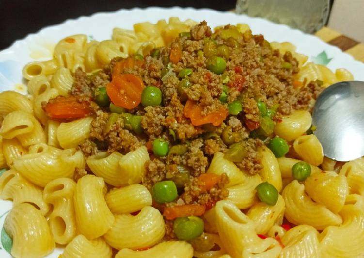 Elbow pasta with minced meat stew