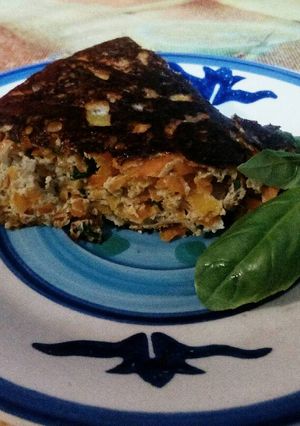 Una foto de Tortilla de zanahorias con albahaca