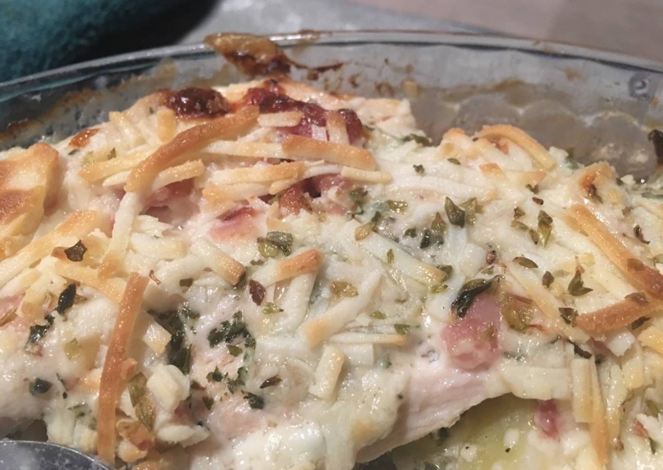 Pechugas de pollo a la nata con patatas y cebolla (al horno)
