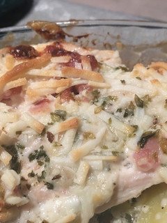 Una foto de Pechugas de pollo a la nata con patatas y cebolla (al horno)
