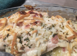 Foto principal de Pechugas de pollo a la nata con patatas y cebolla (al horno)