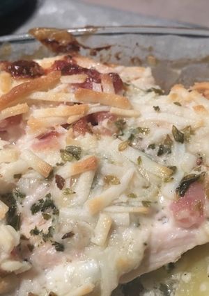 Foto principal de Pechugas de pollo a la nata con patatas y cebolla (al horno)