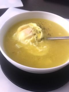 Una foto de Sopa de fideos con huevo poché