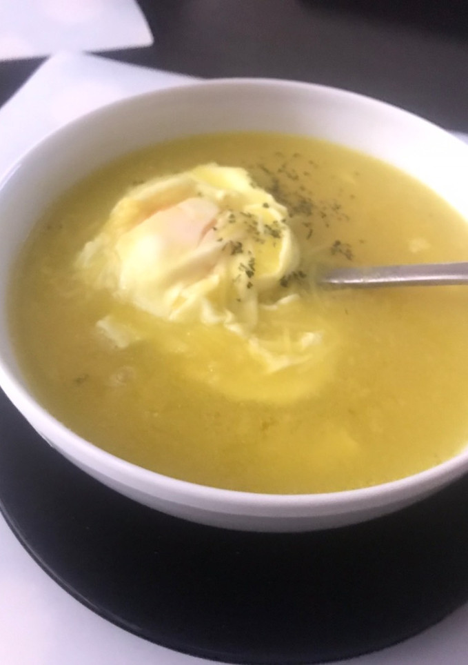 Una foto de Sopa de fideos con huevo poché