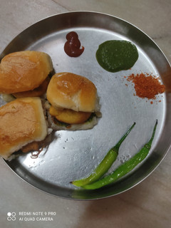 वड़ा पाव (vada pav recipe in hindi) रेसिपी मुख्य फोटो
