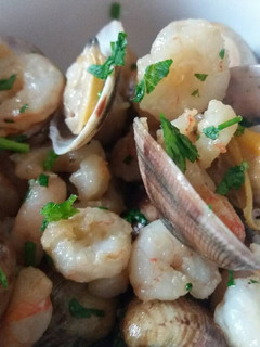 Una foto de Gambas al ajillo con almejas