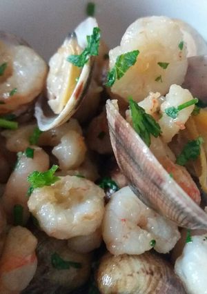 Foto principal de Gambas al ajillo con almejas