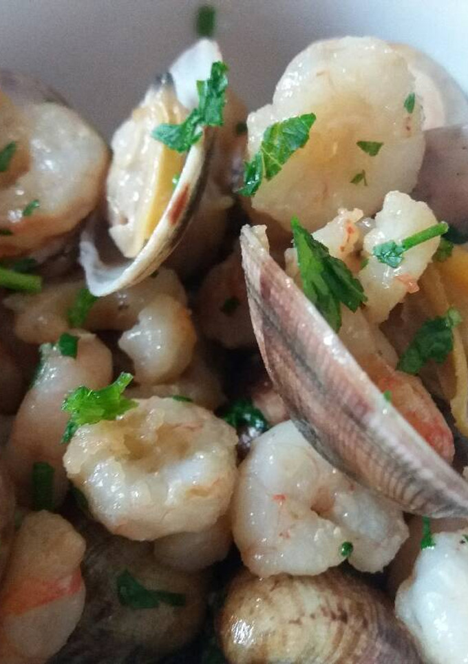 Una foto de Gambas al ajillo con almejas