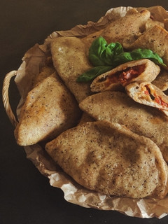 Foto di I miei panzerotti con ricotta forte mozzarella prosciutto e pomodoro alla curcuma