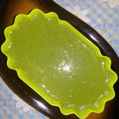 A picture of Green chutney.