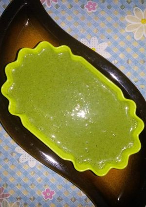 A picture of Green chutney.