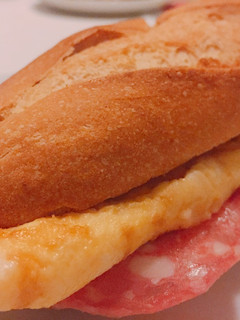 Una foto de Bocadillo de tortilla francesa y queso!