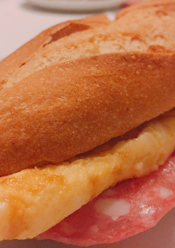 Una foto de Bocadillo de tortilla francesa y queso!