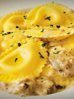 Una foto de Medias lunas y crema de Trufa con Champiñones y Jamón ibérico