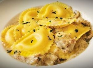 Foto principal de Medias lunas y crema de Trufa con Champiñones y Jamón ibérico
