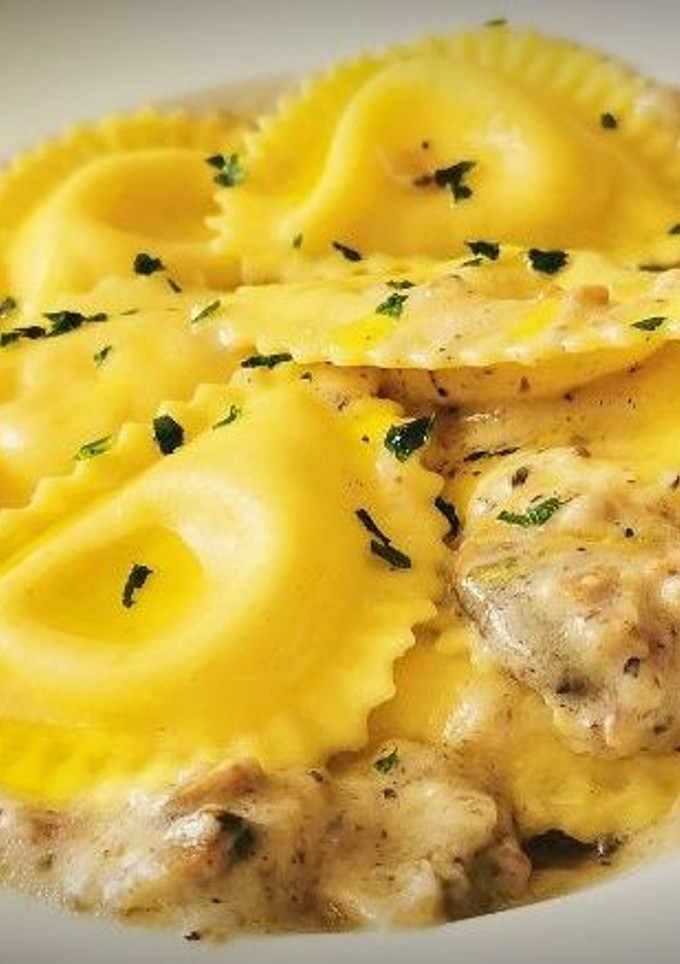 Una foto de Medias lunas y crema de Trufa con Champiñones y Jamón ibérico