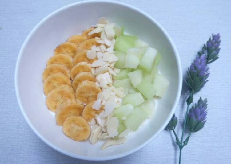 Oat with banana and melon