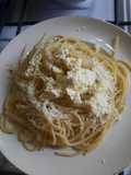 Spaghetti picantes al ajillo con mix de quesos