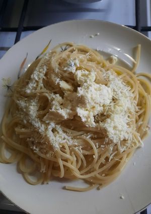 Una foto de Spaghetti picantes al ajillo con mix de quesos