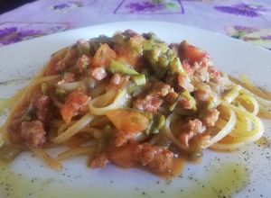 Foto di Linguine con Salsiccia, Asparagi Selvatici e Pomodorini Freschi