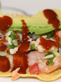 Una foto de Tostadas de ceviche de camarón con langosta
